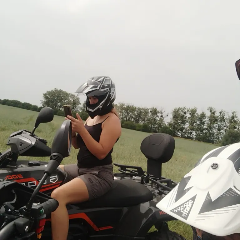 Kobieta na quadzie